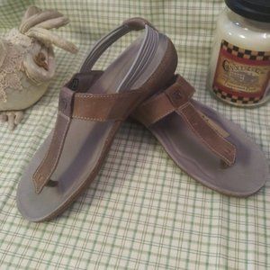 1421 Size 8.5 Keen Thong Sandals